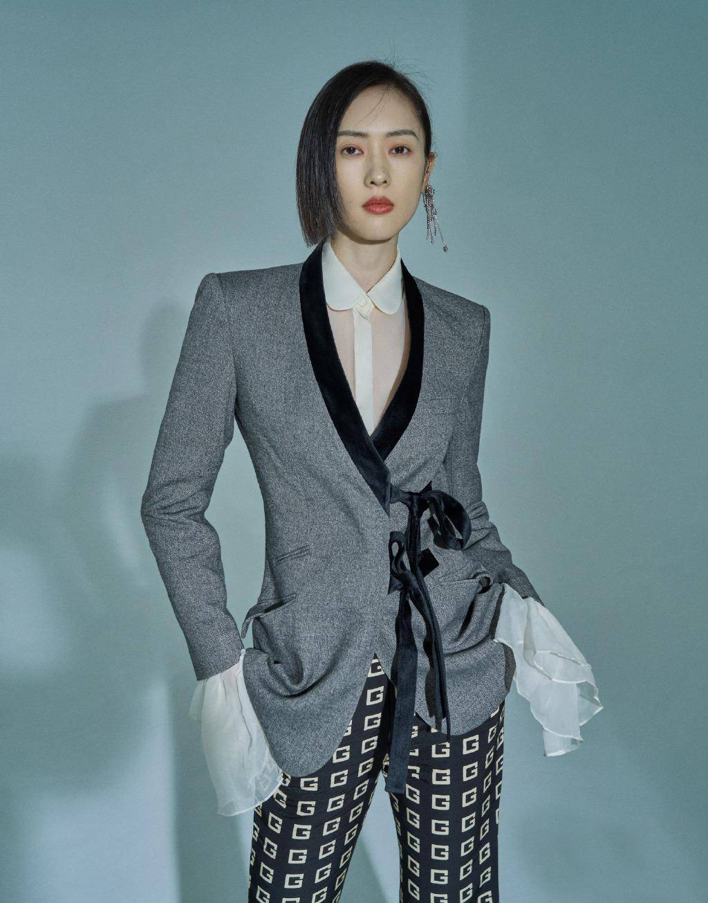 难怪能演活"顾佳",童瑶剪短发出镜,配时尚衫 西装,时尚霸气_气质_肌肤