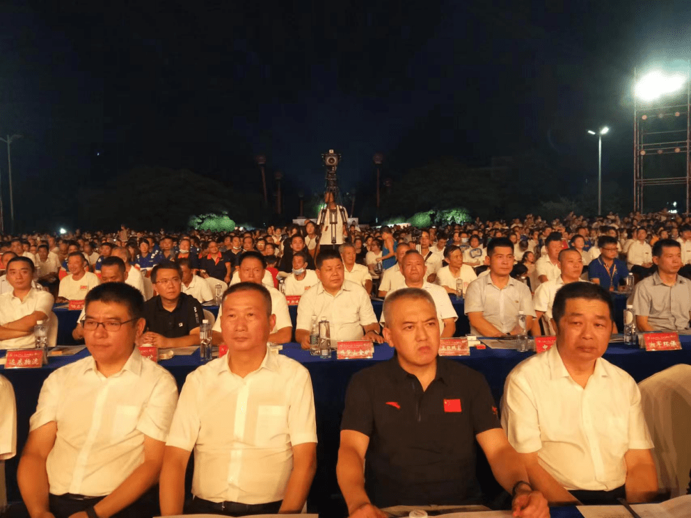 慈善晚会现场19时28分,阳新县富池镇党委书记石顺发致欢迎辞.