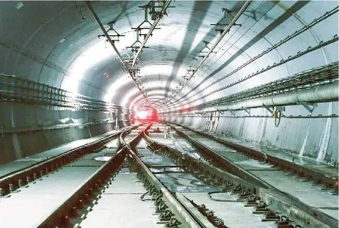 国内第一条刚性悬挂接触网系统应用的地铁--广州地铁2号线国内第一条