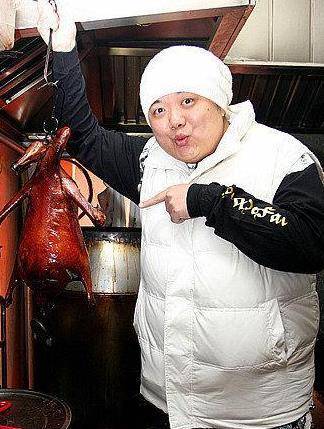 周星驰御用配角林子聪,路边摊庆45岁生日,一次性塑料桌布抢镜_工作