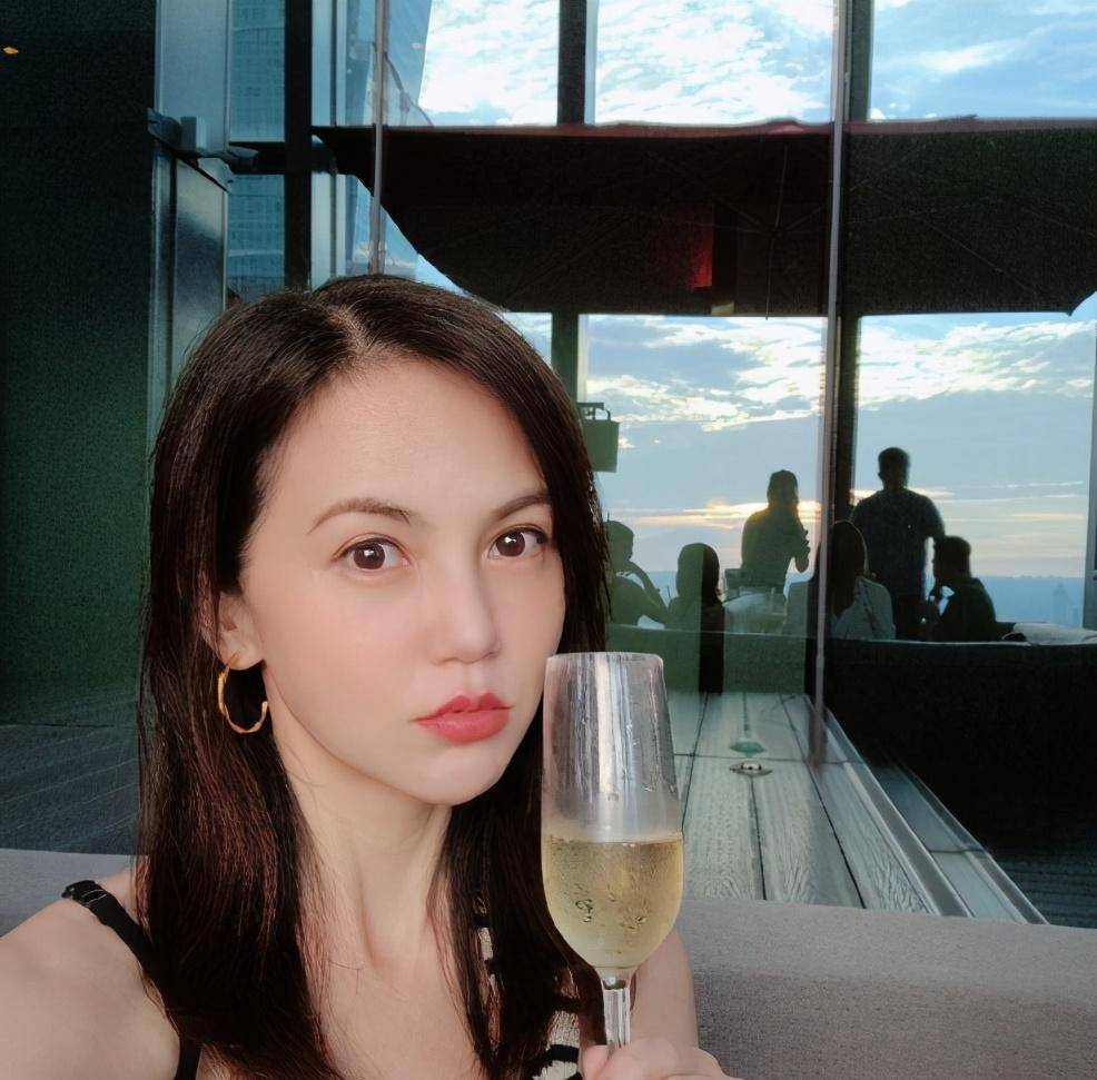 受情伤患抑郁24年不敢恋爱,今46岁仍孤身一人_简沛恩_爱情_初恋