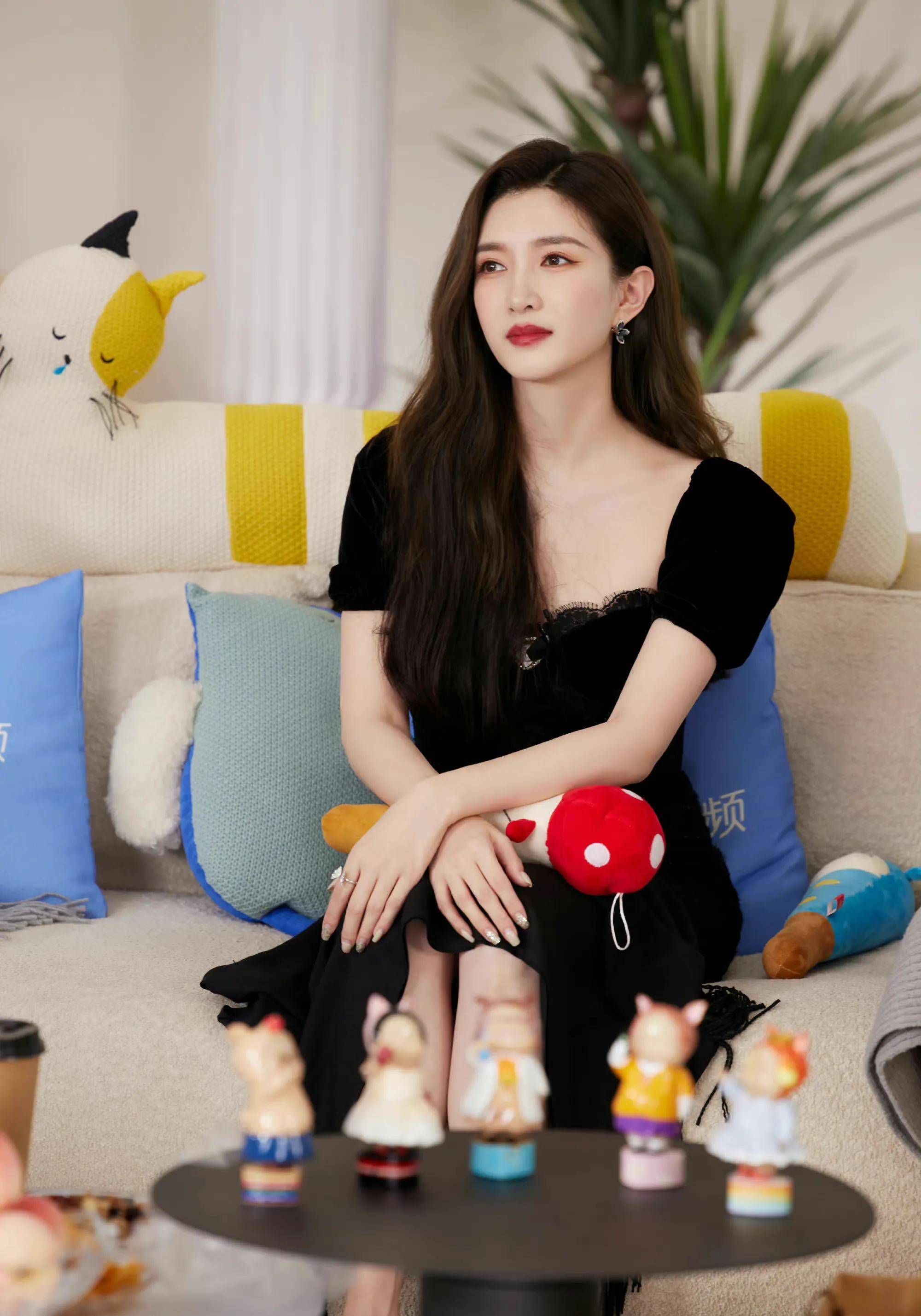 [cp]#江疏影# 江疏影否认是博纳老总于冬的小三,她曾出演赵薇执导电影