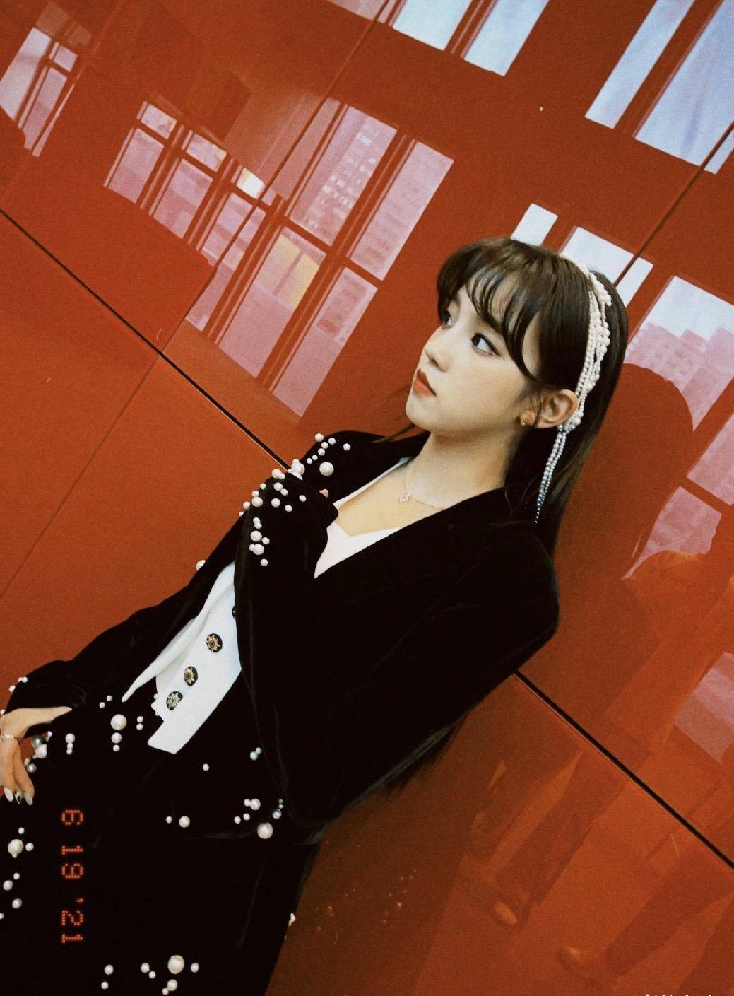 宋雨琦穿时尚拖鞋出席活动,黑色套装镶满白色珍珠,酷帅又可爱_显得