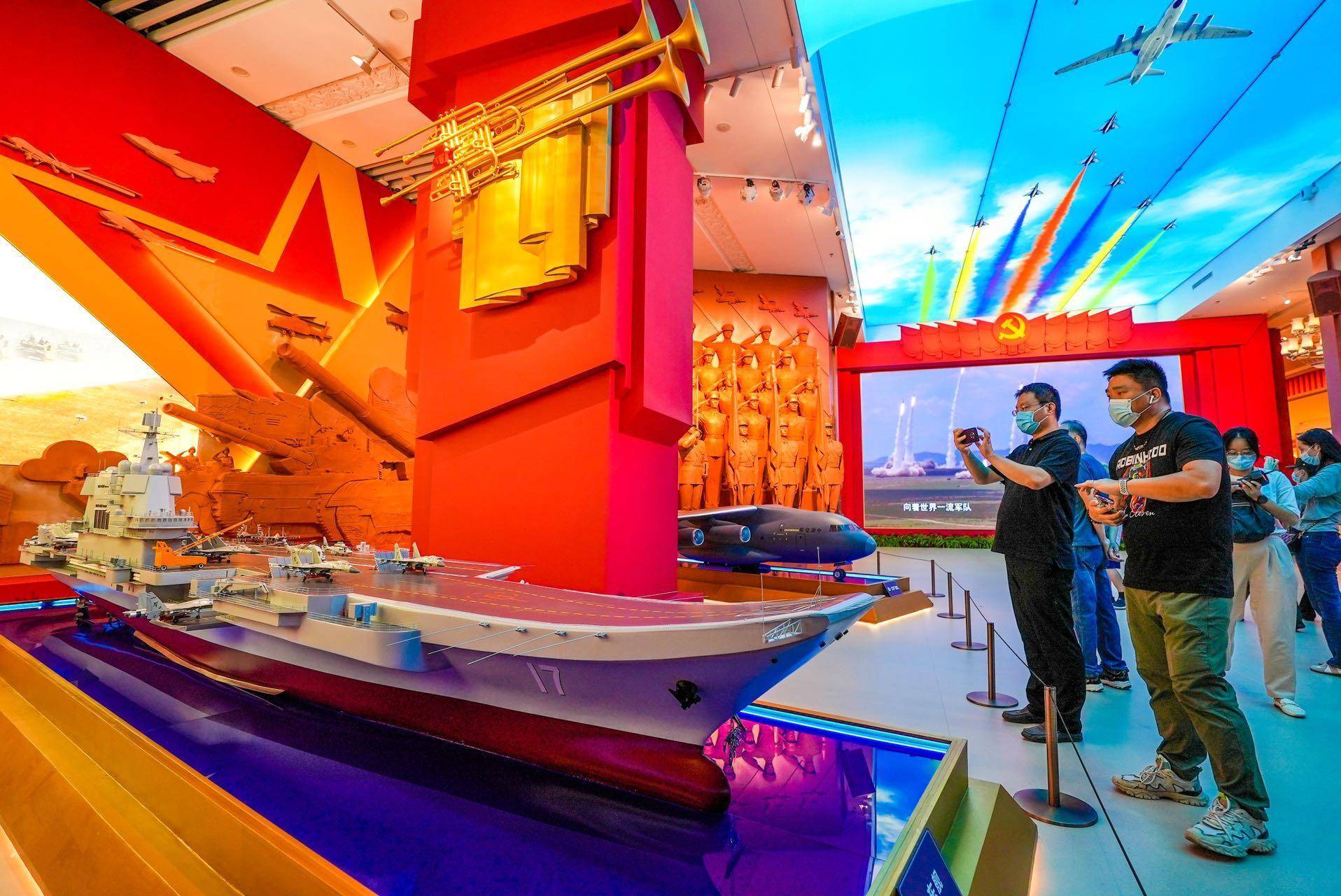 歼-20与辽宁舰,山东舰同框,军博新展向观众开放_强军_展厅_祁发宝