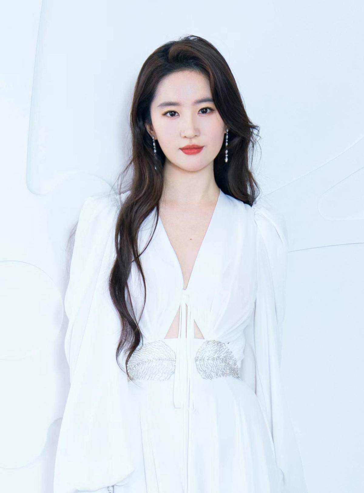 刘亦菲好似仙女下凡,一身白色露背长裙纯洁婉约,五官精致太美了_效果