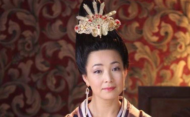 "皇后专业户"戴春荣:与老师恩爱35年无绯闻,女儿女婿都是演员_郝洛钒