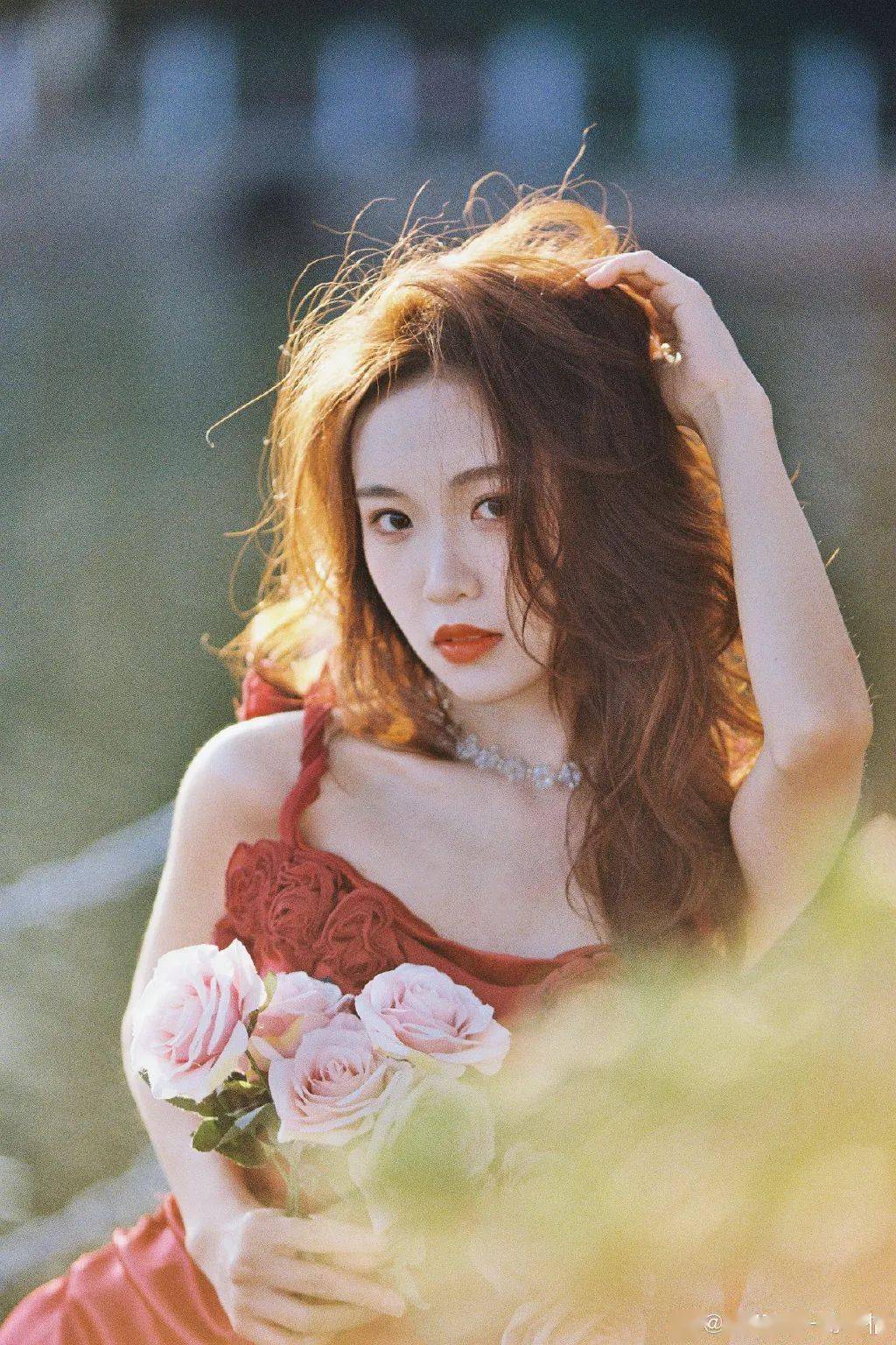 gnz48杨若惜方琪身穿婚纱置身于夜晚的海边,与玫瑰花的互动氛围感爆棚