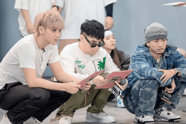 即将来袭,2人回归4人缺席,黄子韬王嘉尔引争议_节目_马思唯_丁震