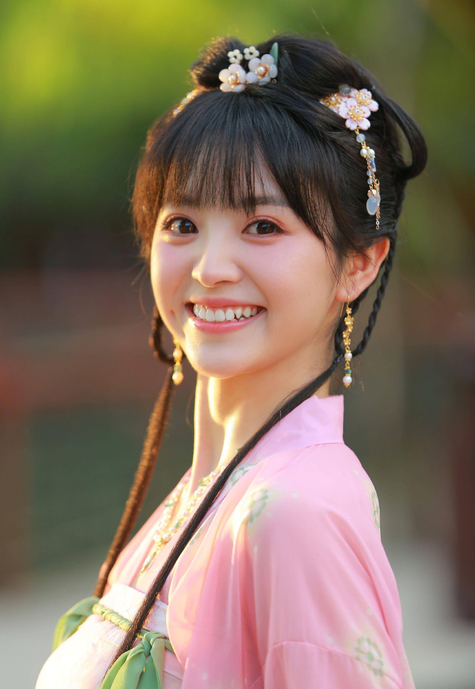 苏晓彤这组图的氛围感也很强↓请把她和汉服起来.