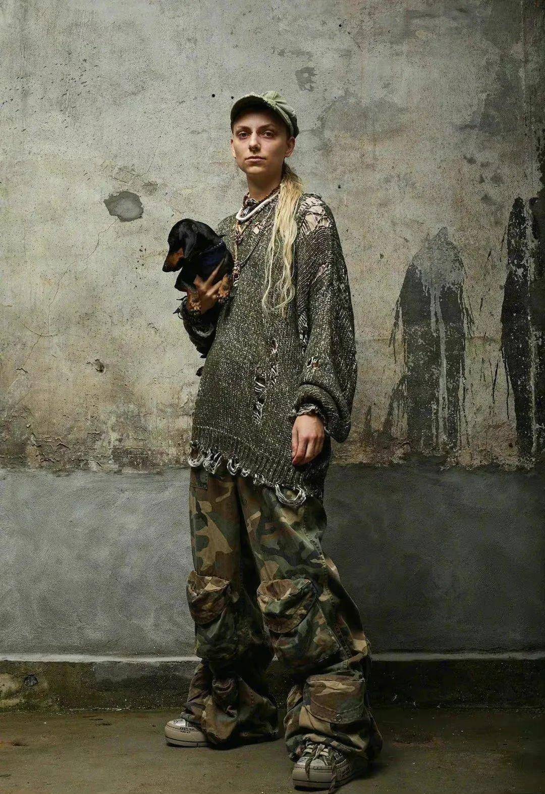 以及grunge 非常标志性的单品风格,肮脏的视觉彰显出一种颓废的末日