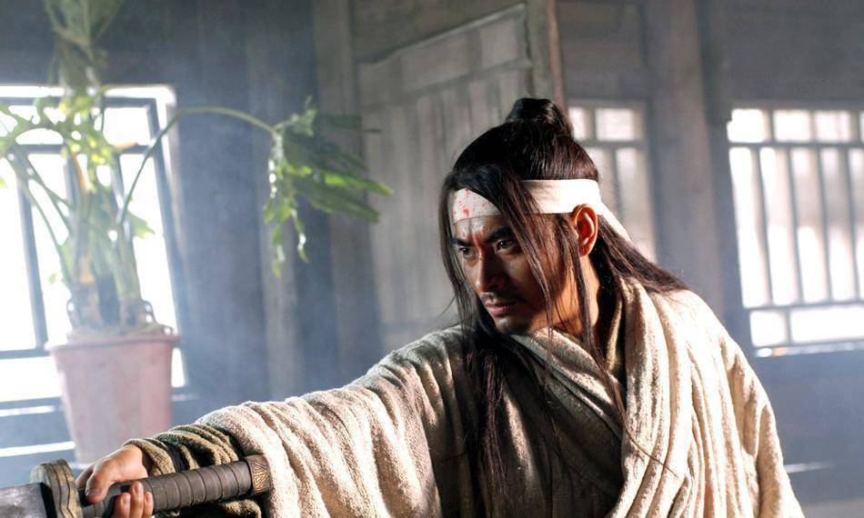 武松先把酒给大家倒上,然后将门一关,从身上拿出刀来,插在桌子上,他