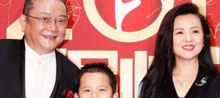 71岁王刚与小20岁妻子三婚,60岁生幼子,外孙与儿子一样大_手机搜狐网