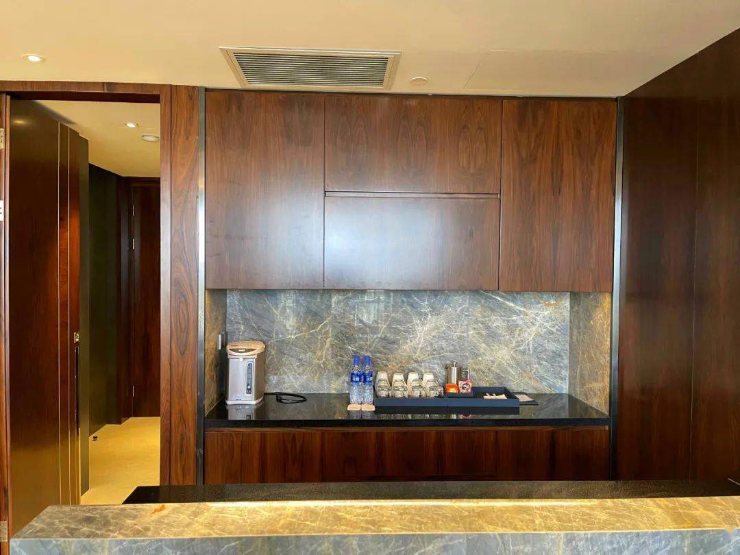 是超级无敌大~当然,这家客房并不是真的没有水槽,有一个专门的备餐间