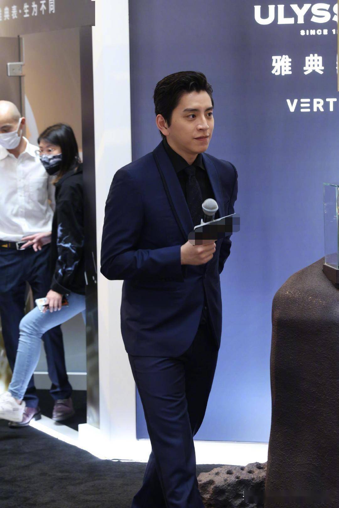 王大陆现身北京参加活动,一身深蓝色西装搭配湿发背头,好帅