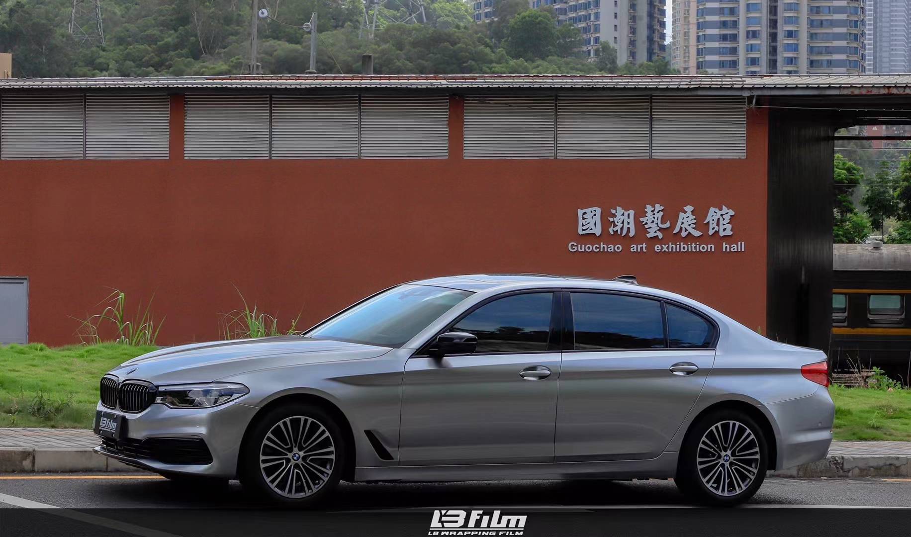 宝马5系lb改色膜液态金属铝水银,流动的银色质感_搜狐汽车_搜狐网