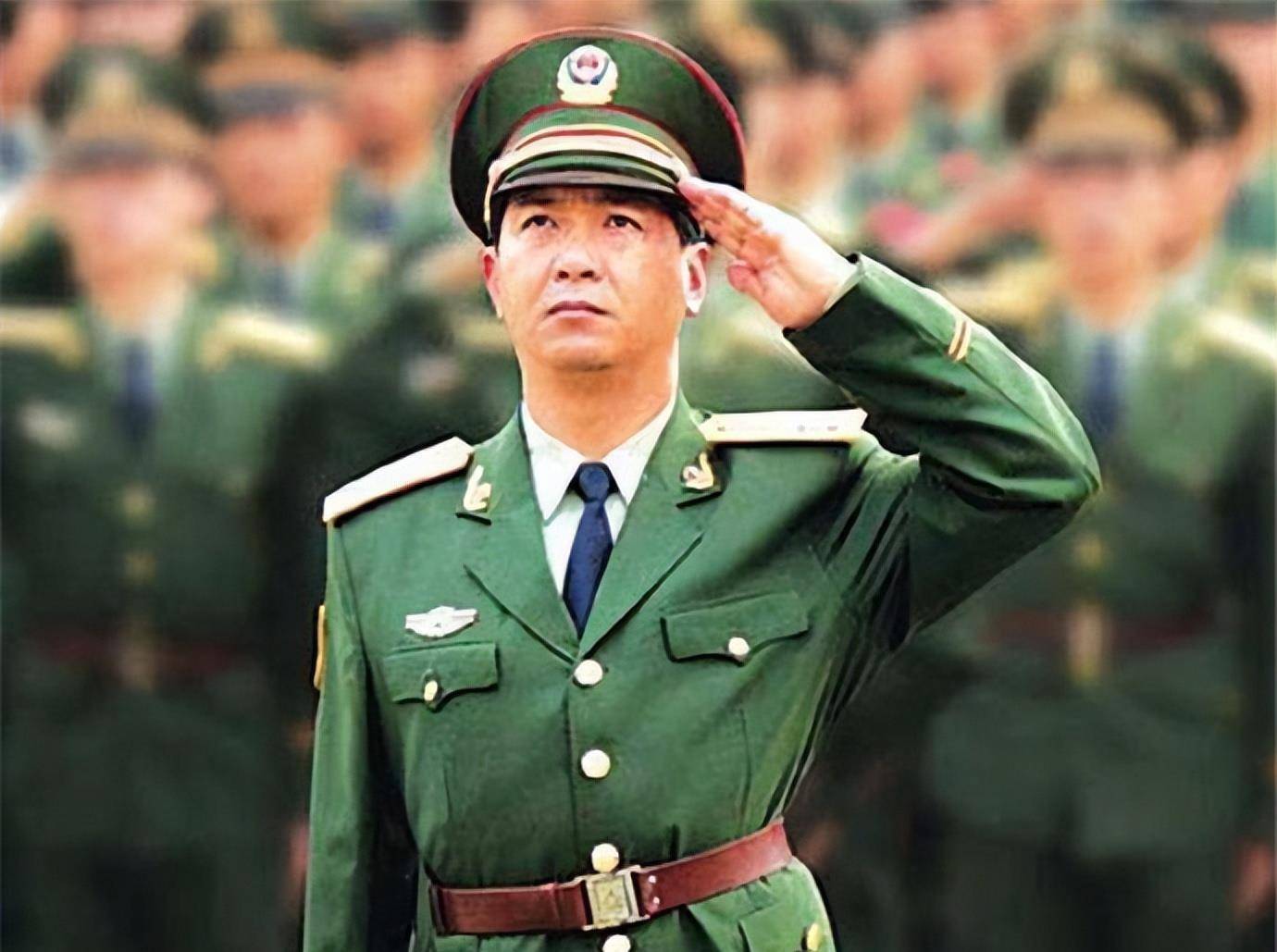 老山战场侦察英雄丁晓兵,被炸亲手割掉手臂,31年后成独臂少将_部队