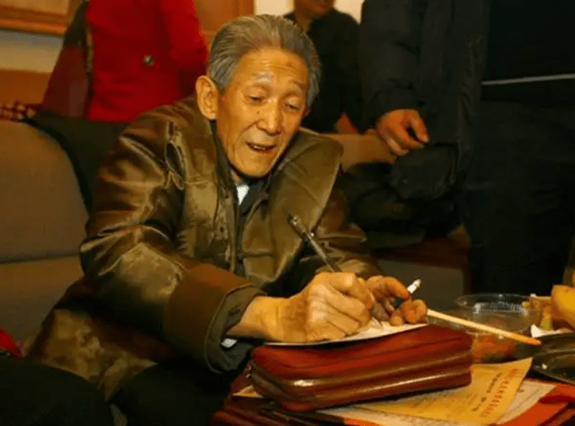 力挺郭德纲骂同行,被"藏"28年娶6任老婆,评书大师金文声多传奇_经历