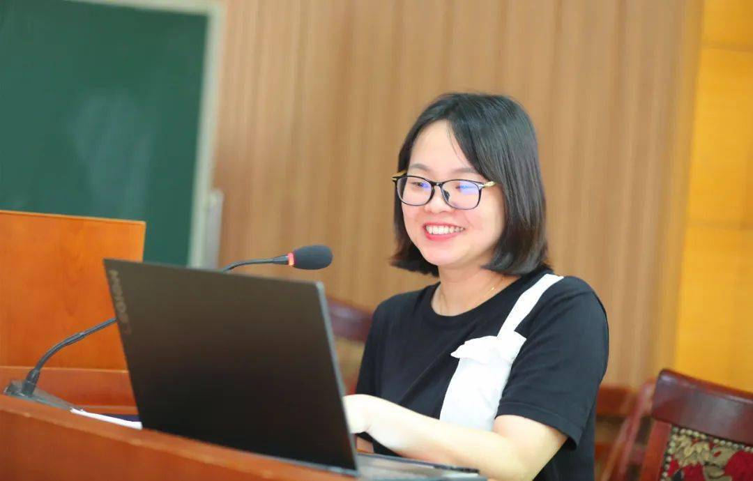 刘昱兰老师以《以课标之索,串备课之珠》为题,分享中提出建议:教师