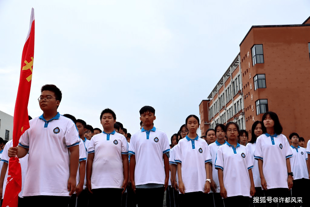 许昌市第三高级中学举行新生国防教育素质拓展训练闭营仪式_汇报_军训