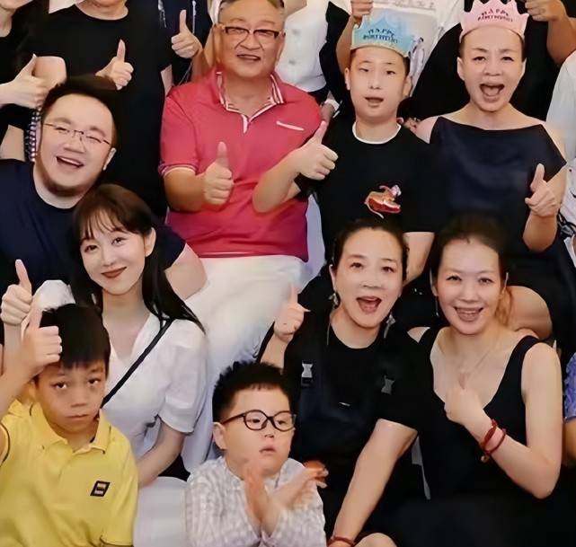 当天过生日的除了宋丹丹之外,还有林永健的儿子林大竣,他跟宋丹丹的