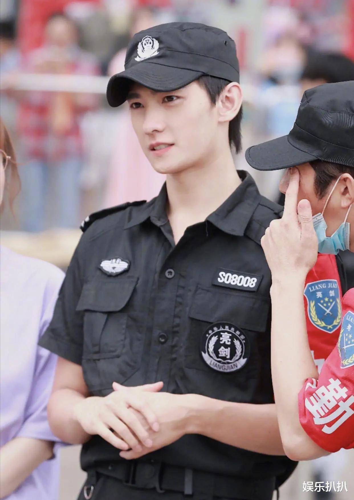 杨洋西装革履参加商场活动,好像从漫画里出来的男主角,他配活在原相机