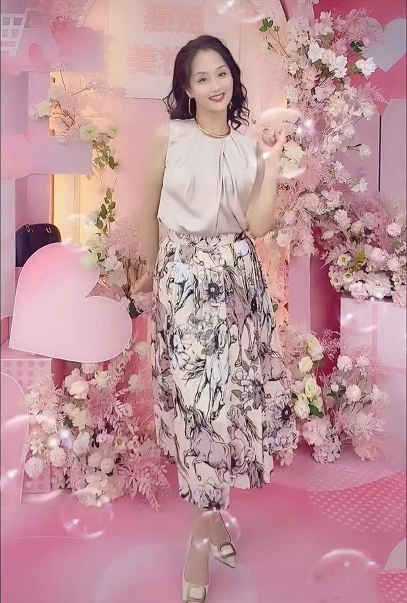 54岁"富婆"李颖罕晒生活照,穿半身裙跳舞似少女,出镜捞金停不下来