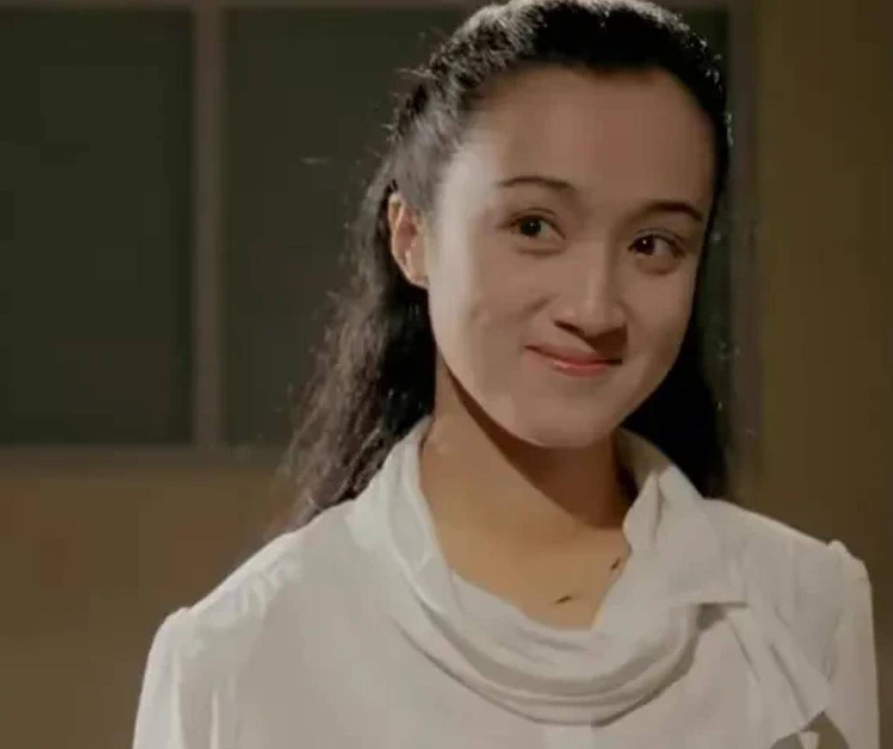 杨昆:60岁无儿无女,退休金2000别墅被拍卖,如今生活怎样?