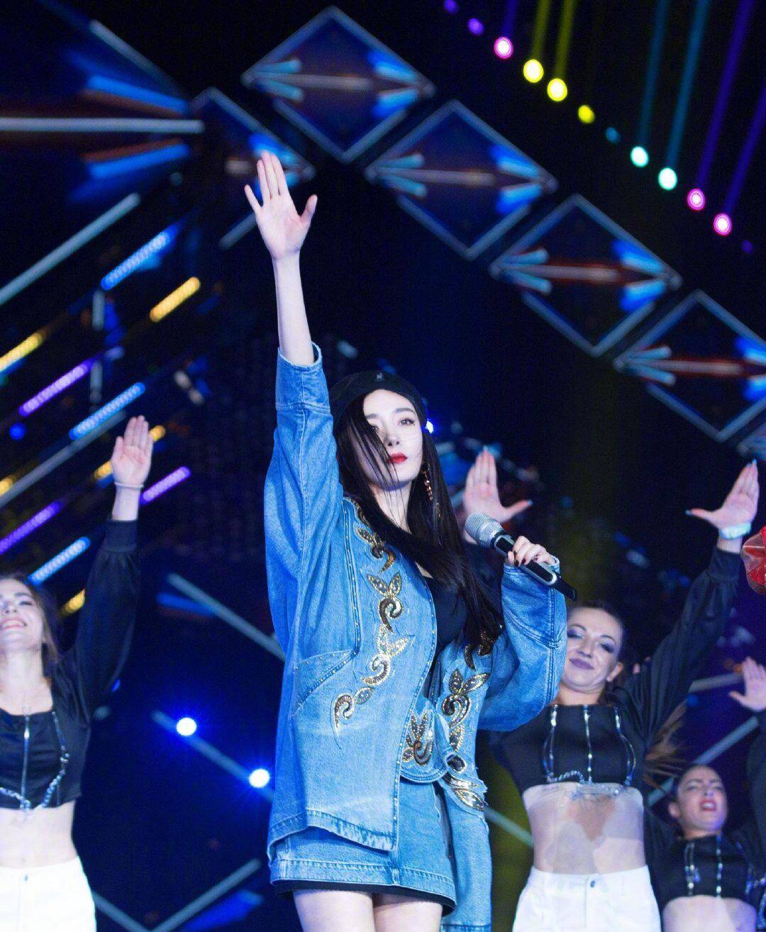 孙耀威的老婆陈美诗也是时髦精,穿牛仔套裙配橘色袜子,减龄洋气_套装