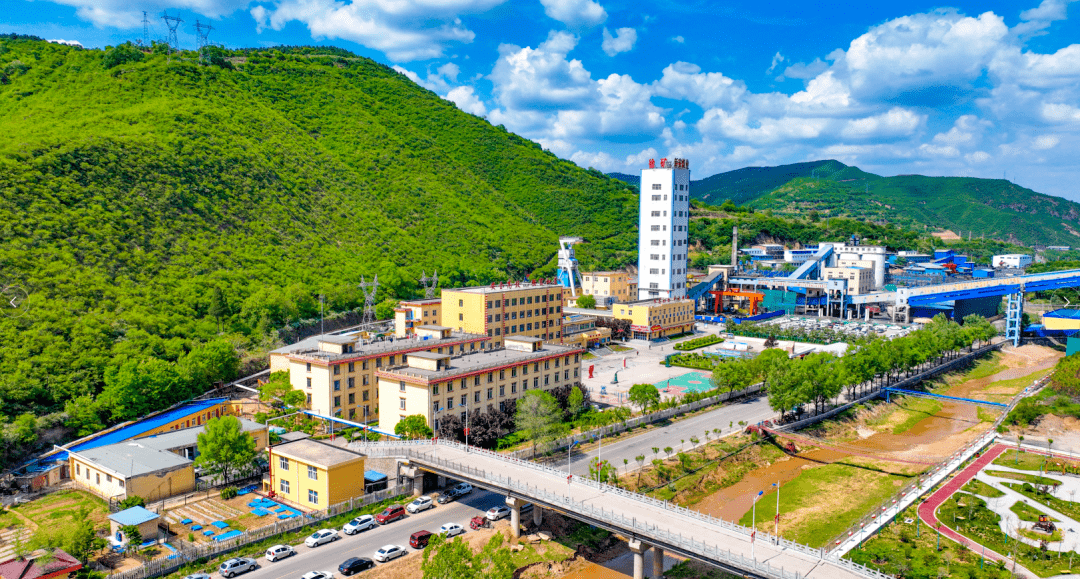 "晚上的夜景光彩夺目,比在崇信县城还亮堂.