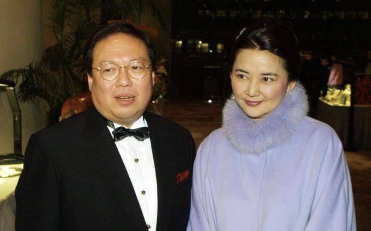 丈夫出狱后,胡慧中带着他一起参加新剧首映会,秀了一波恩爱.