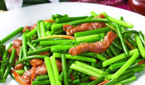 炒蒜苔时切记不要直接下锅炒,多加2步脆嫩入味营养又下饭,超赞_往里面