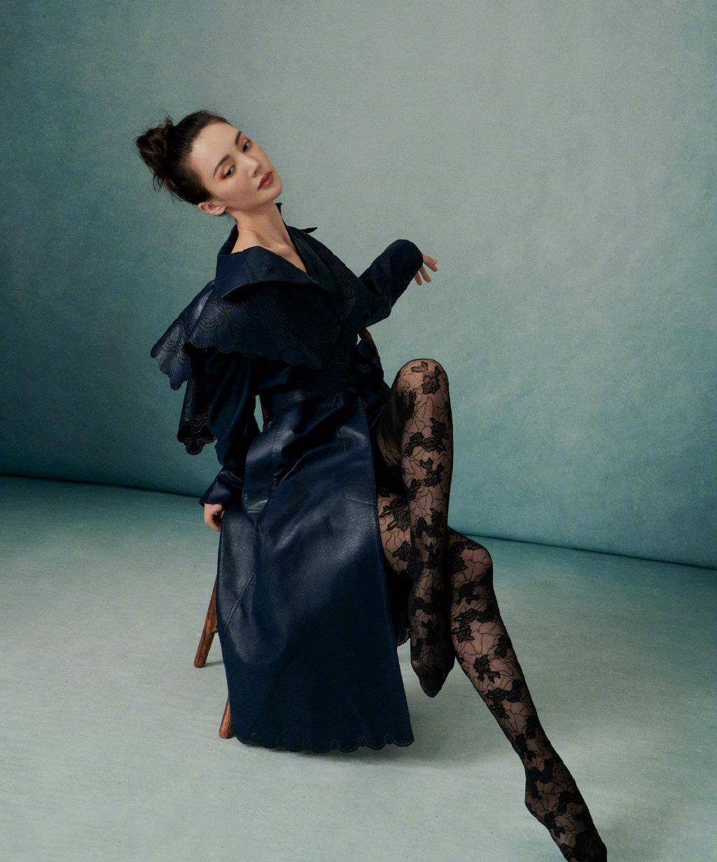 金晨气质开挂,穿黑色时尚连袜裤一点不low,配皮衣帅气抢镜_身材_显得