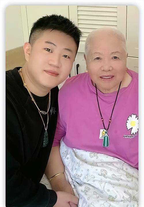 王小利母亲去世,生前躺床上插呼吸管,不舍重孙惹人心酸_王亮_儿子