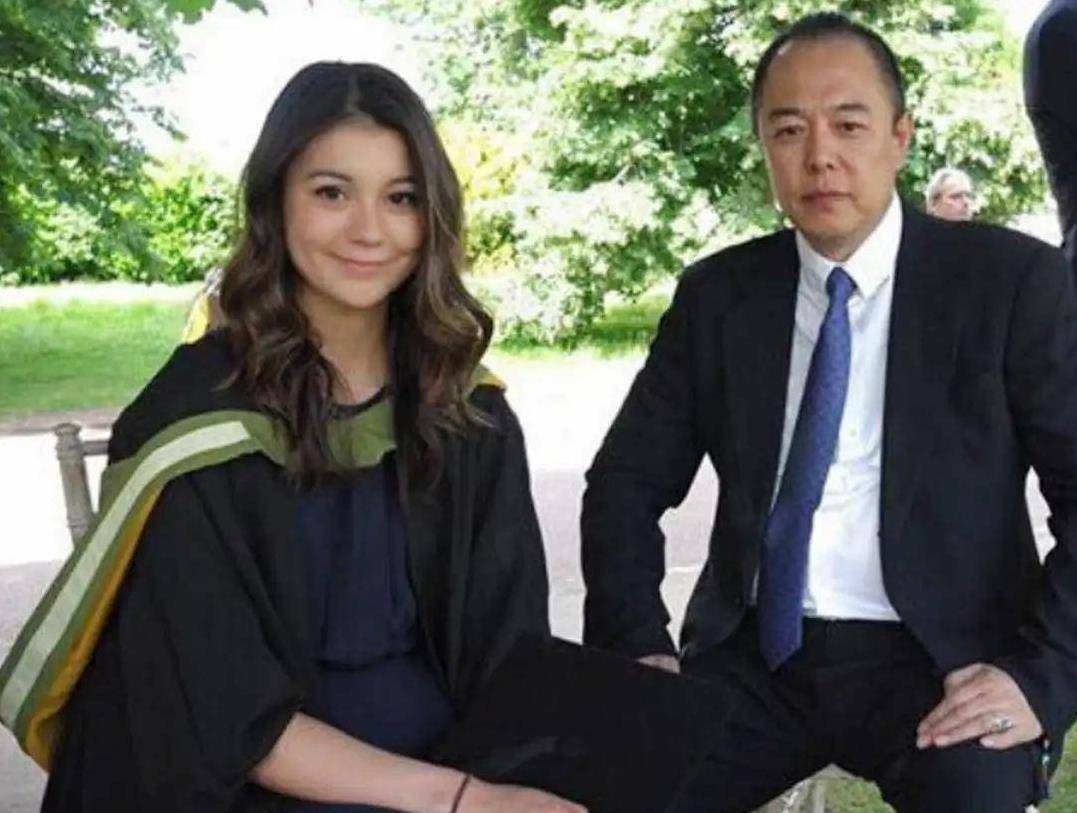 除了这个女儿,还有新闻直指张铁林有私生女,在当时也是闹得沸沸扬扬.