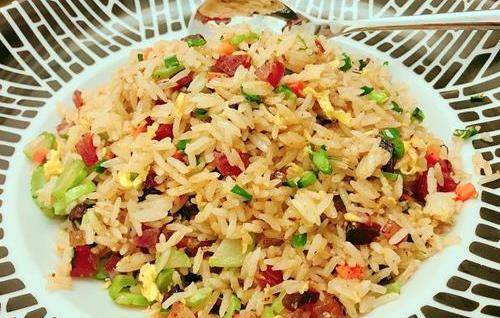 广式腊肉炒饭很简单,老师傅讲解关键步骤,正宗粤式炒饭的做法_香肠