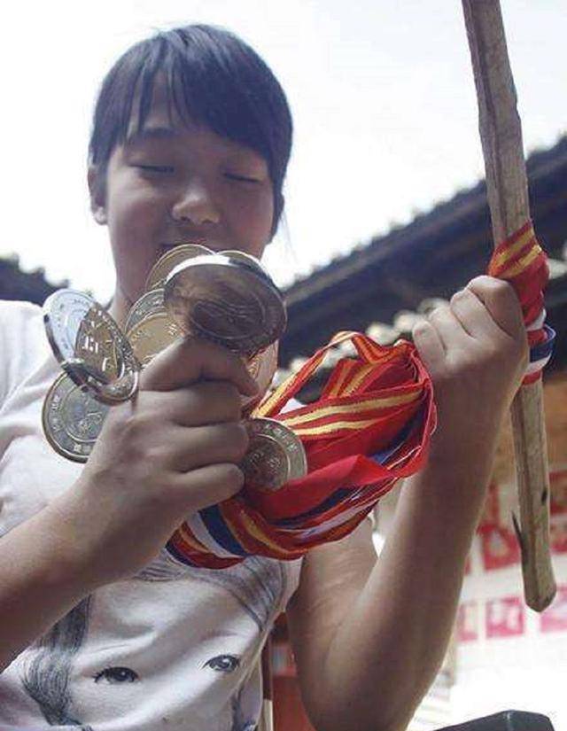 4岁失去因车祸双腿,变身"篮球女孩,现今成为一名游泳健将_钱红艳