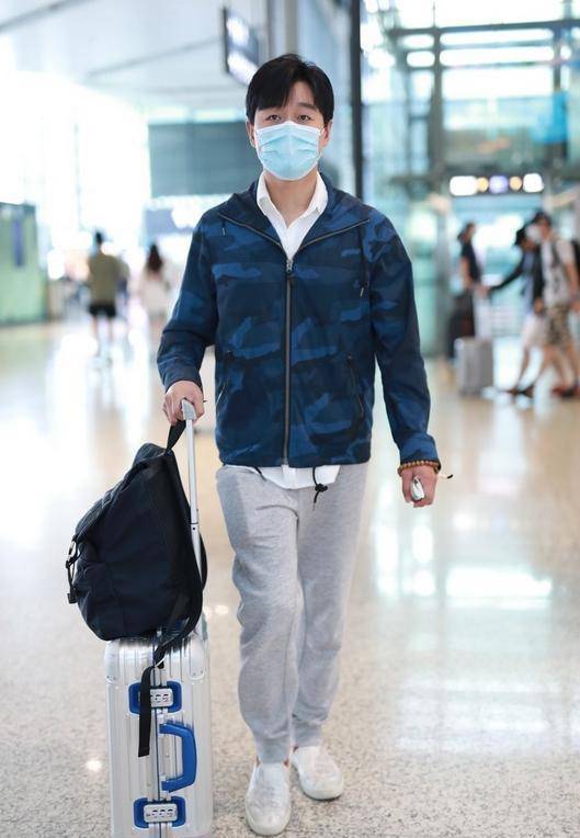 佟大为真会玩,穿迷彩外套混搭白衬衫,不仅不丑,效果意外好看_领口处