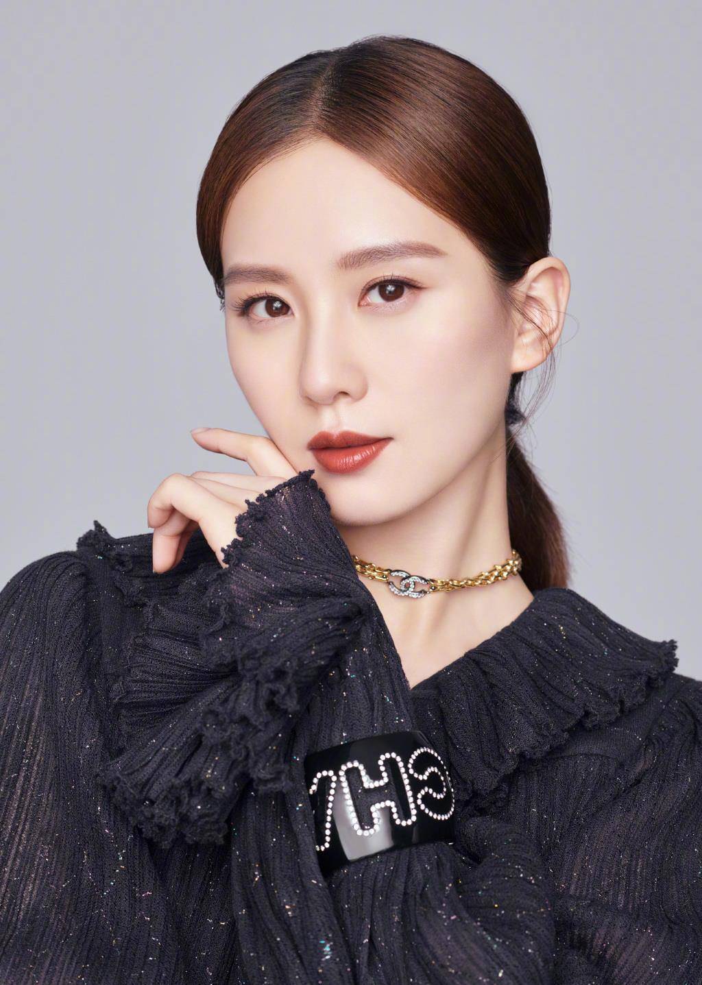 刘诗诗晒写真,穿黑色褶皱连衣裙出镜,配红唇低马尾气质好优雅_的设计