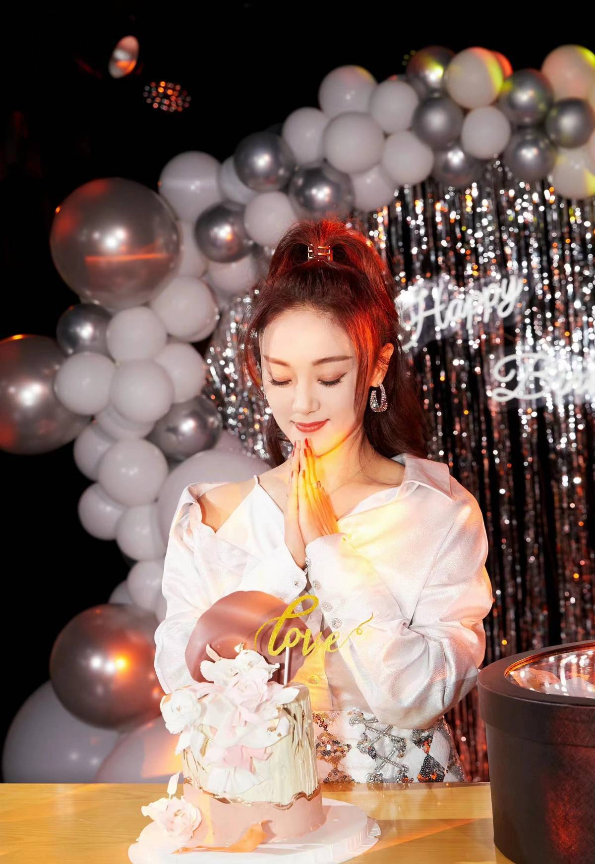 王小玮高调庆生,网红风装扮显少女心却显廉价,离婚后更年轻了_造型