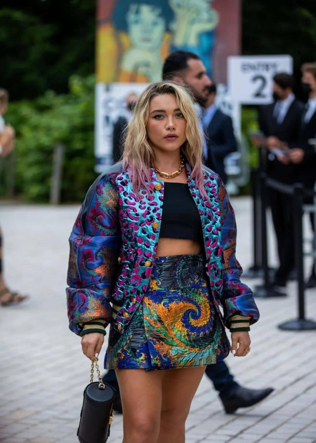 路易威登大秀看秀造型:和超模卡拉·迪瓦伊合影,萌萌身高差:迪奥大秀