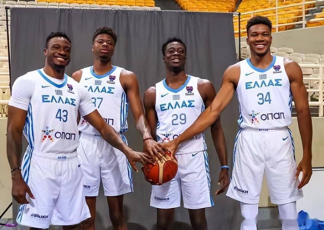 看看字母哥晒出的合影中,扬尼斯,萨纳西斯,科斯塔