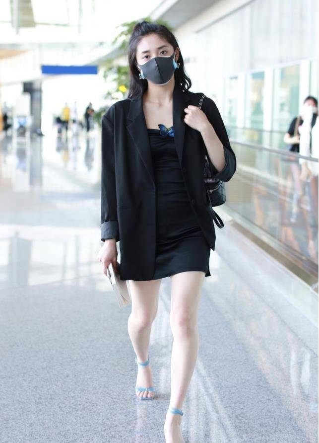 周洁琼时髦不落伍,大码西装配"时尚"裙,一身黑用"蝴蝶"增色_黑色_身材