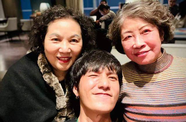 陈妈妈穿红衣头发乌黑超有气质,18岁儿子缺席_黑色_陈尊佑_造型