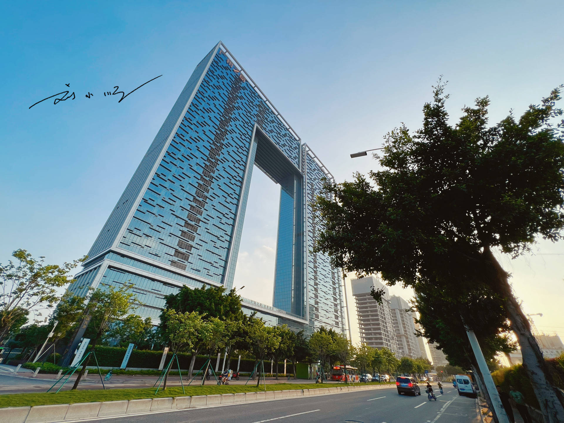 广州市海珠区新地标建筑,仍在建设中,游客:广州版"大裤衩"?