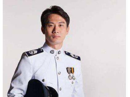 在新加坡发展的比中国还好,却宁愿在中国跑龙套_国籍_戚玉武_明星