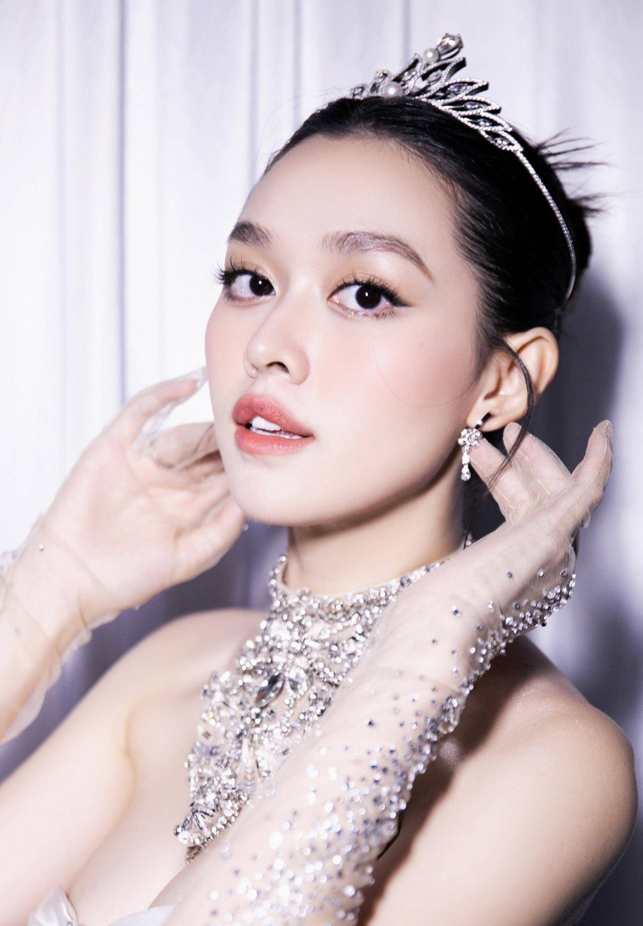 用近10亿越南币的钻石首饰套装来宣传越南世界小姐