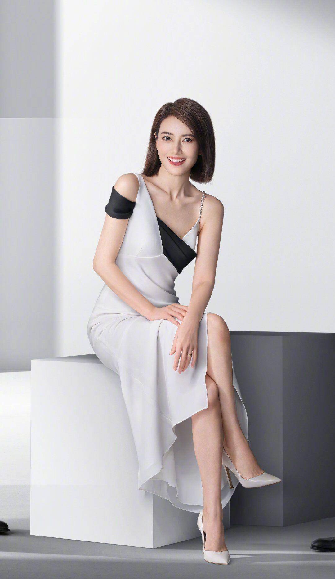 高圆圆最新大片曝光,身穿露肩长裙气质出众,这颜值不复出可惜了_女人