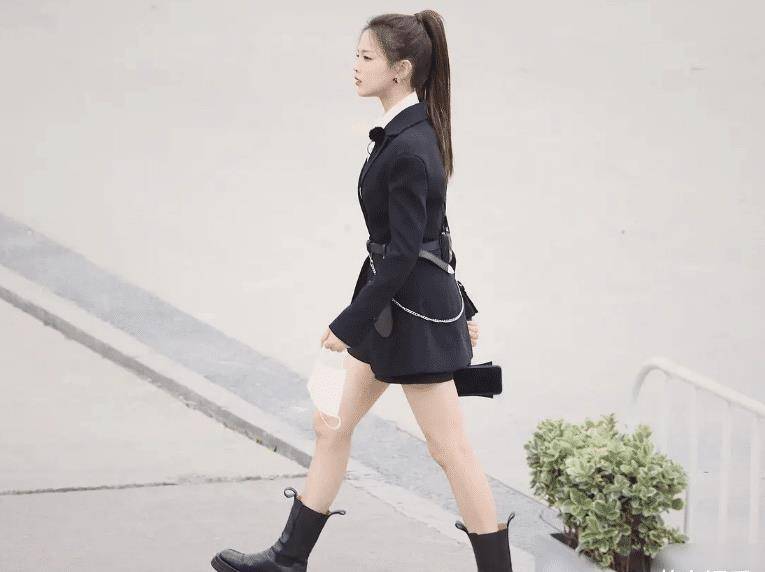 杨超越录综艺传路透照,穿黑西装高马尾好飒,我却被她手机壳吸引