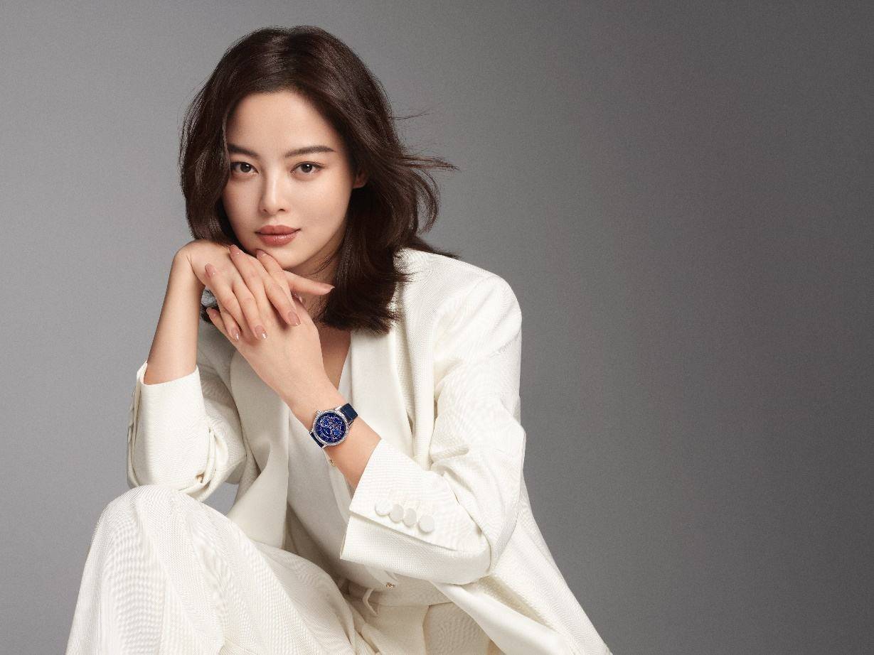 36岁辛芷蕾拍内衣广告,对镜头豪放宽衣解带,当众大方调整胸型,网友:扛