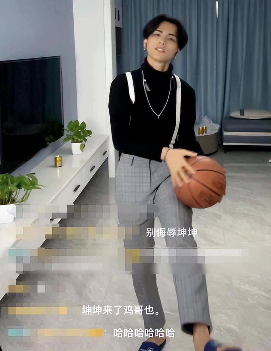 另一边,组合里的蔡徐困整天在网络上"致敬偶像".